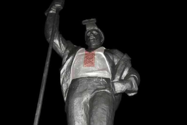 Памятник Сталевару в Мариуполе одели в вышиванку [Фото]
