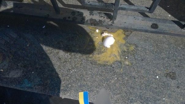 В Киеве посольство России забросали яйцами [Фото]