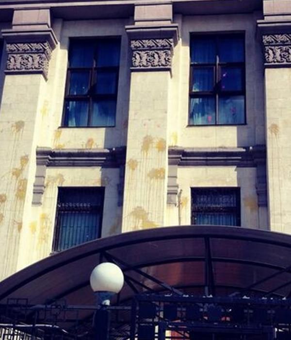 Посольство РФ забросали взрывпакетами и мостовой [Фото]