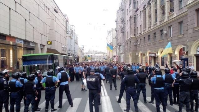 Проукраинский митинг в Харькове: женщине разбили голову, стримеру — телефон [Фото]