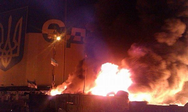 Ночью горели баррикады на Майдане [Фото]