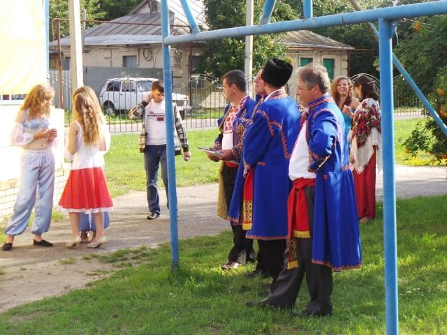 Жители Сватово Луганской области отпраздновали День Конституции [Фото]