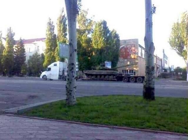 Террористы свободно завозят танки в Луганск, — журналист [Фото]