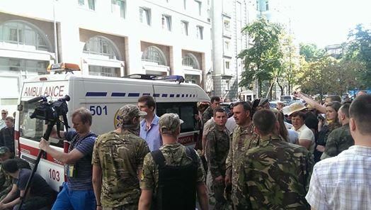 Под зданием комитетов Верховной Рады произошла стычка, есть раненые [Фото]