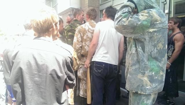 Под зданием комитетов Верховной Рады произошла стычка, есть раненые [Фото]