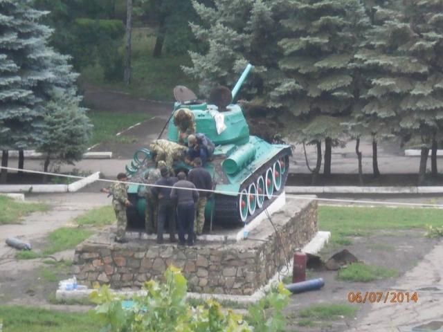 В Антраците террористы решили починить танк с постамента [Фото]
