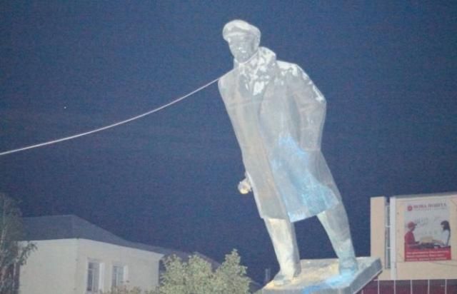 В Херсонской области неизвестные завалили памятник Ленину [Фото]