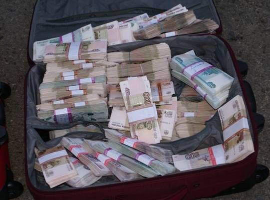 Из Крыма в Донецк пытались перевезти 2 чемодана российских рублей, — СБУ [Фото]