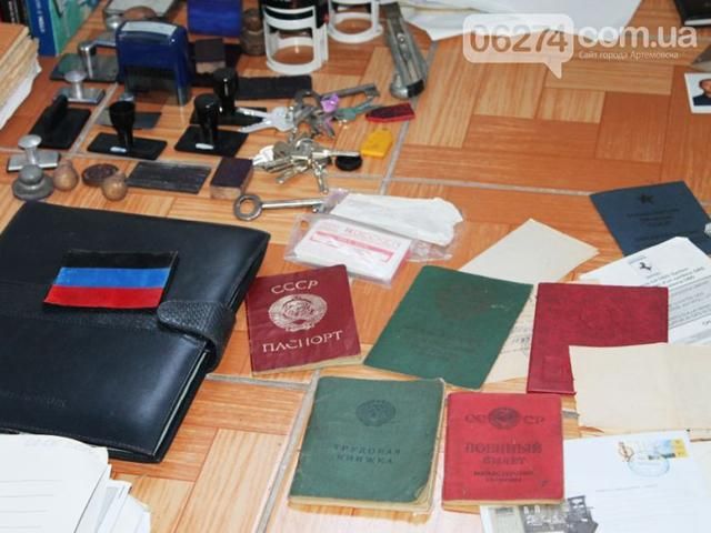 В Артемовске обнаружили оружие и документы террористов [Фото. Видео]
