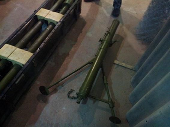 В Артемовском ТЦ найден склад боеприпасов, которые покинули террористы [Фото]