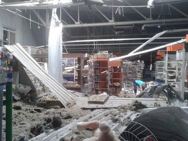 В Луганске террористы разбомбили супермаркет [Фото]