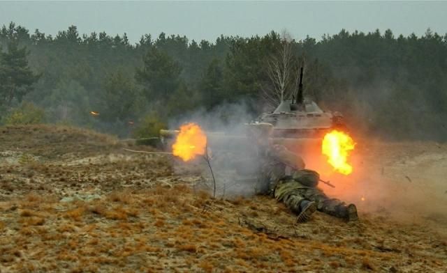 ФОТО ДНЯ: украинские военные уничтожают танки террористов из ПТУРС