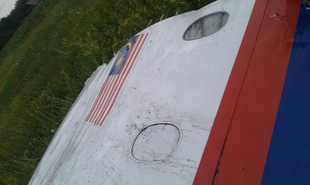 Появились фотографии обломков сбитого малайзийского самолета [Фото]