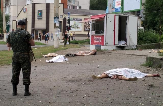 В результате обстрела террористами жилых районов Луганска погибли около 20 человек [Фото]