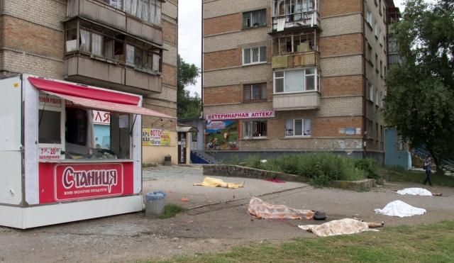 В результате обстрела террористами жилых районов Луганска погибли около 20 человек [Фото]