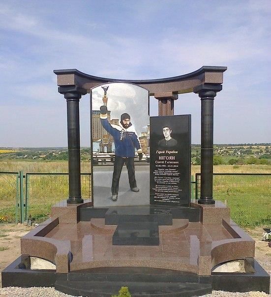 Установили памятник герою Небесной сотни Сергею Нигояну [Фото]