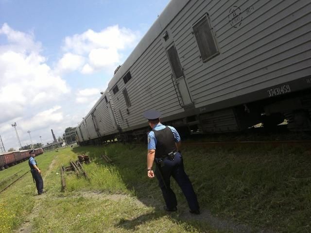 Поезд с телами погибших в авиакатастрофе малайзийского самолета прибыл в Харьков [Фото]