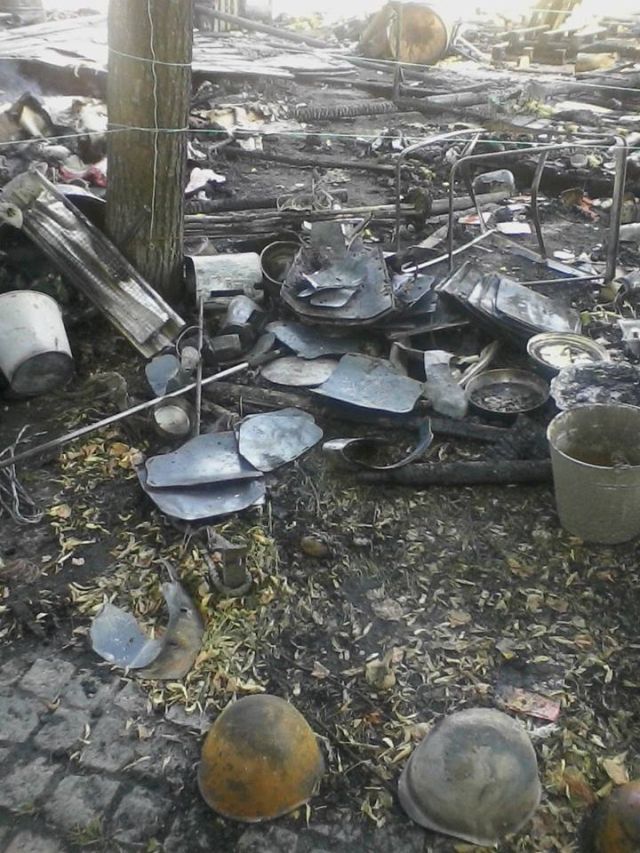 В палатках на Михайловской сгорели бронежилеты для АТО [Фото]