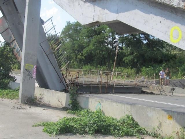В Киеве обвалился пешеходный мост [Фото]