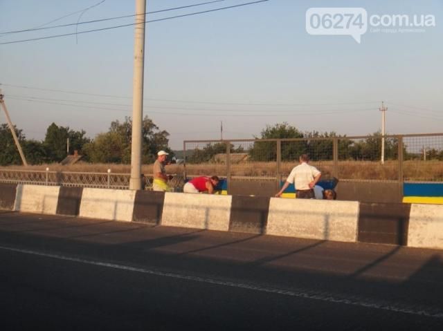 В Артемовске разрисовали мосты в голубо-желтые цвета [Фото]