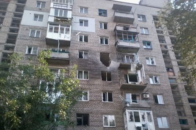 В Ясиноватой в результате обстрела разрушены жилые кварталы [Фото]