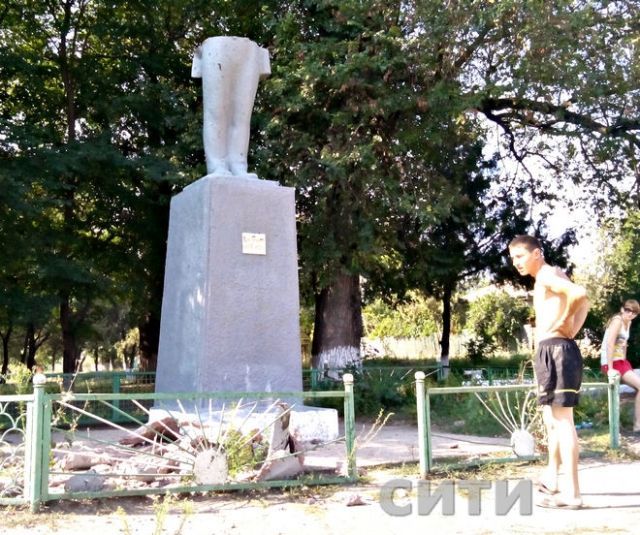 В Одесской области сразу три села избавились от памятников Ленину, — СМИ [Фото]