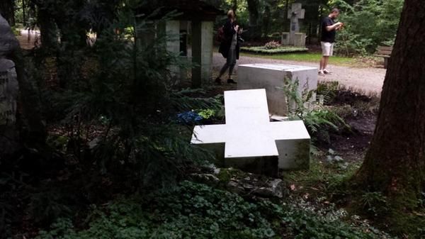 В Мюнхене вандалы разбили могилу Бандеры, — МИД [Фото]