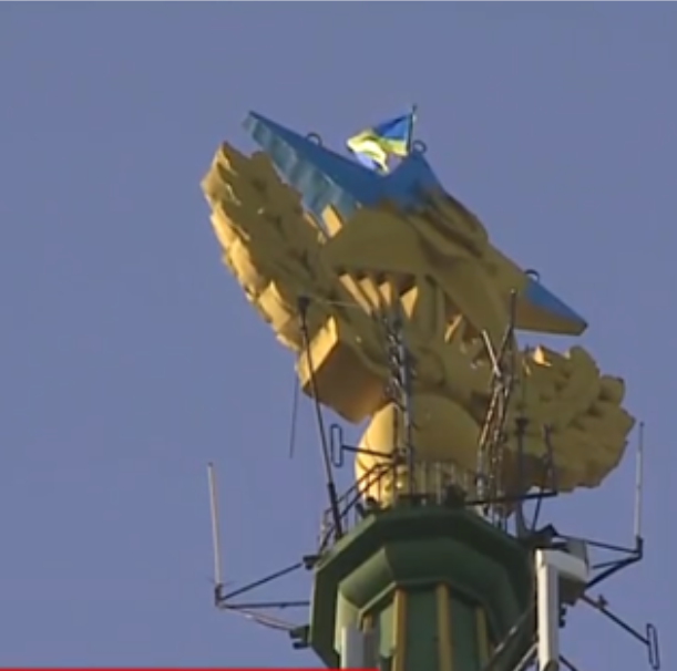 ФОТО ДНЯ: украинский флаг развевается на 