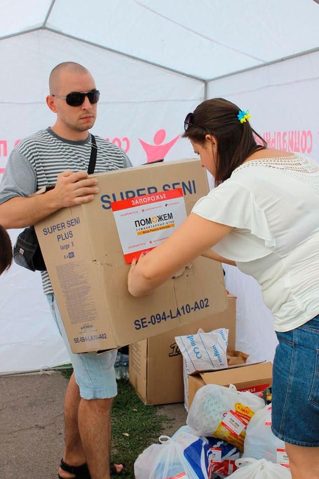 Почти 600 волонтеров разгружают гуманитарную помощь для переселенцев в Мариуполе