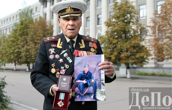 96-летний ветеран получил посмертную награду внука, погибшего в АТО [Фото. Видео]