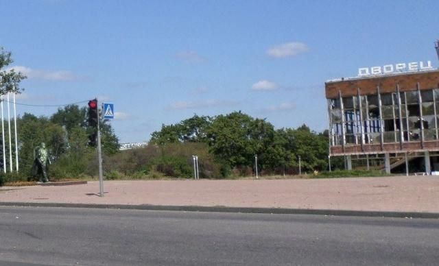 В Донецке облили краской памятник Кобзону [Фото]