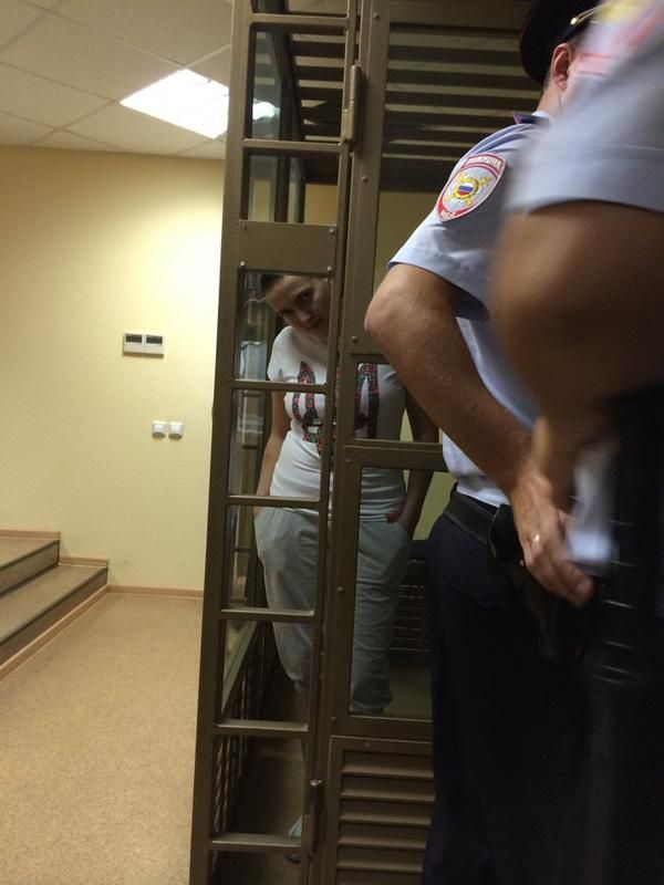 ФОТО ДНЯ: Савченко пришла на суд в футболке с тризубом
