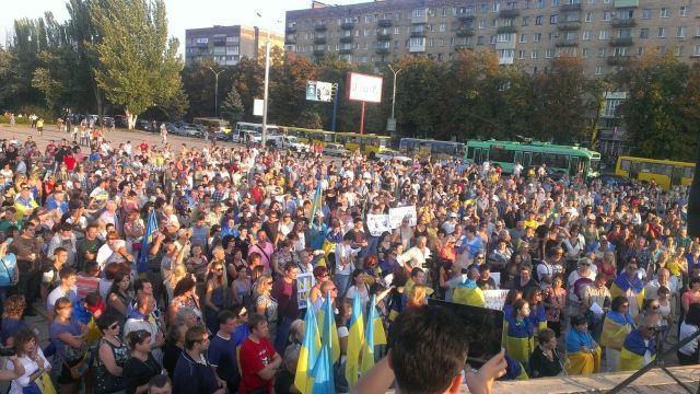 В Мариуполе собрался митинг в поддержку украинских военных [Фото]