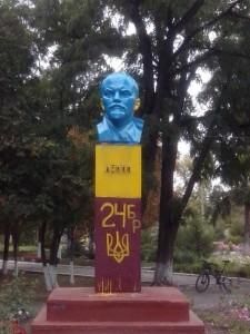 В Луганской области появился желто-голубой Ленин [Фото]