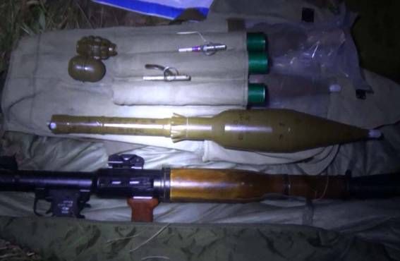 Под Киевом правоохранители обнаружили два тайника с арсеналом оружия [Фото]