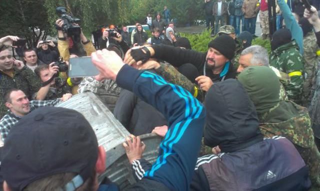 Активисты бросили в мусорник заместителя главы Ровенского облсовета [Фото. Видео]