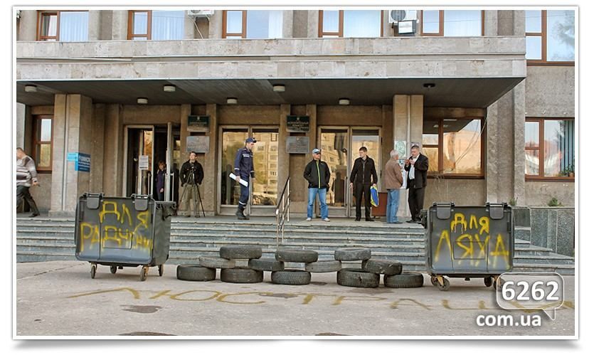 Активисты в Славянске шинами и баками забаррикадировали исполком [Фото. Видео]