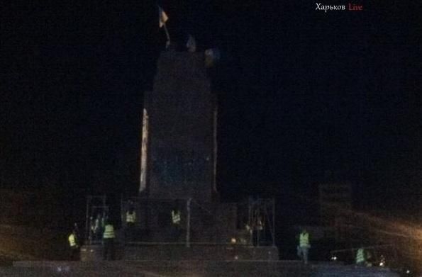 В Харькове ночью возле постамента снесенного Ленина установили  риштовку [Фото. Видео]