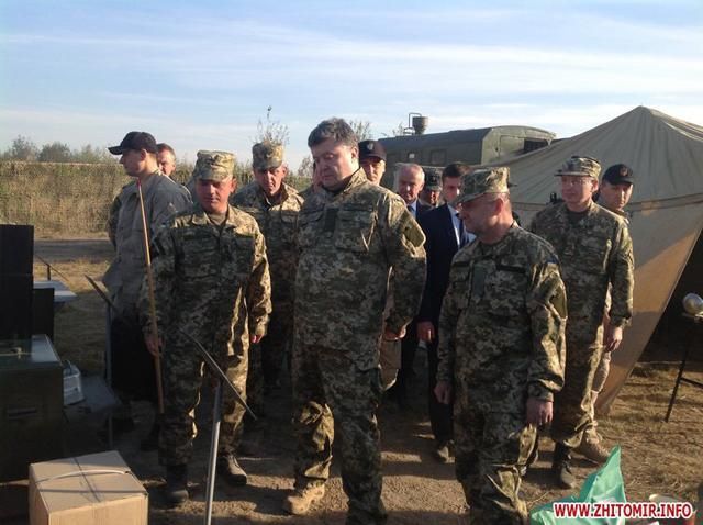 Президент прибыл на военный полигон под Житомиром [Фото]