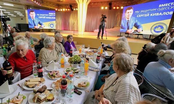 Кивалов подкупает избирателей хлебом, вином и колбасой [Фото]