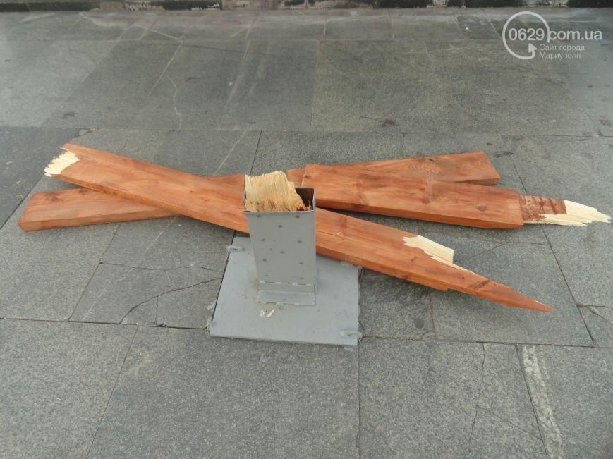 В Мариуполе вандалы второй раз сломали крест, установленный на месте Ленина [Фото]