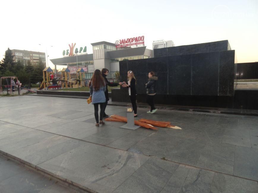 В Мариуполе вандалы второй раз сломали крест, установленный на месте Ленина [Фото]