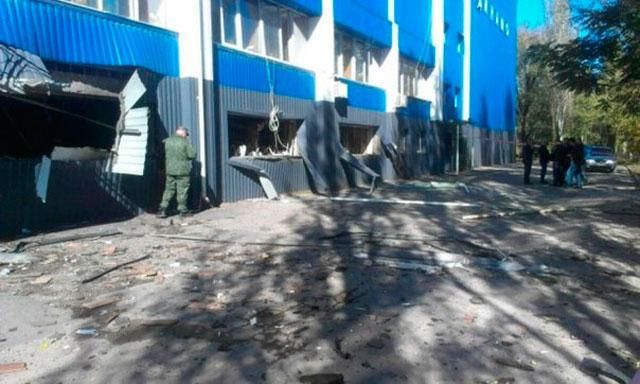 В Донецке снаряд попал в здание дворцаспорта 
