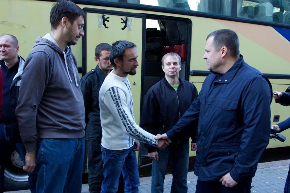Освобожденные из плена военные и журналист прибыли в Днепропетровск [Фото]