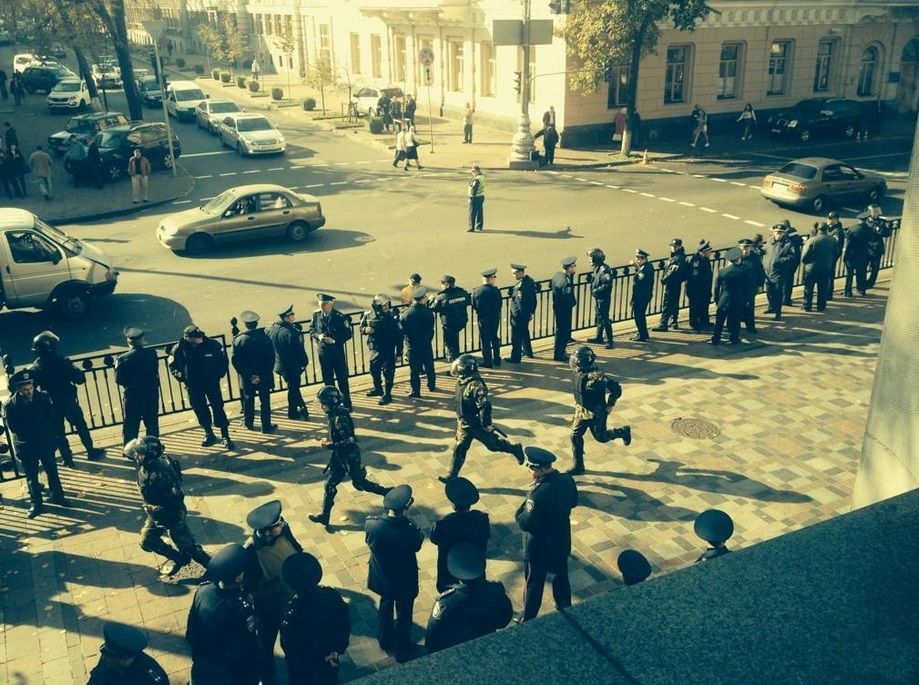 Митингующие бросают шашки в здание парламента, пока никто не задержан,— МВД [Фото]
