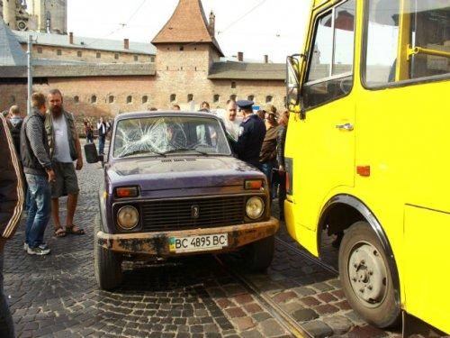 Во Львове автомобиль сбил 3 человек, которые требовали ротации бойцов АТО [Фото, Видео]