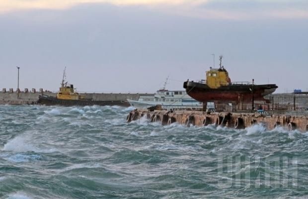 Крым штормит: непогода сносит крыши и затапливает яхты [Фото, Видео]