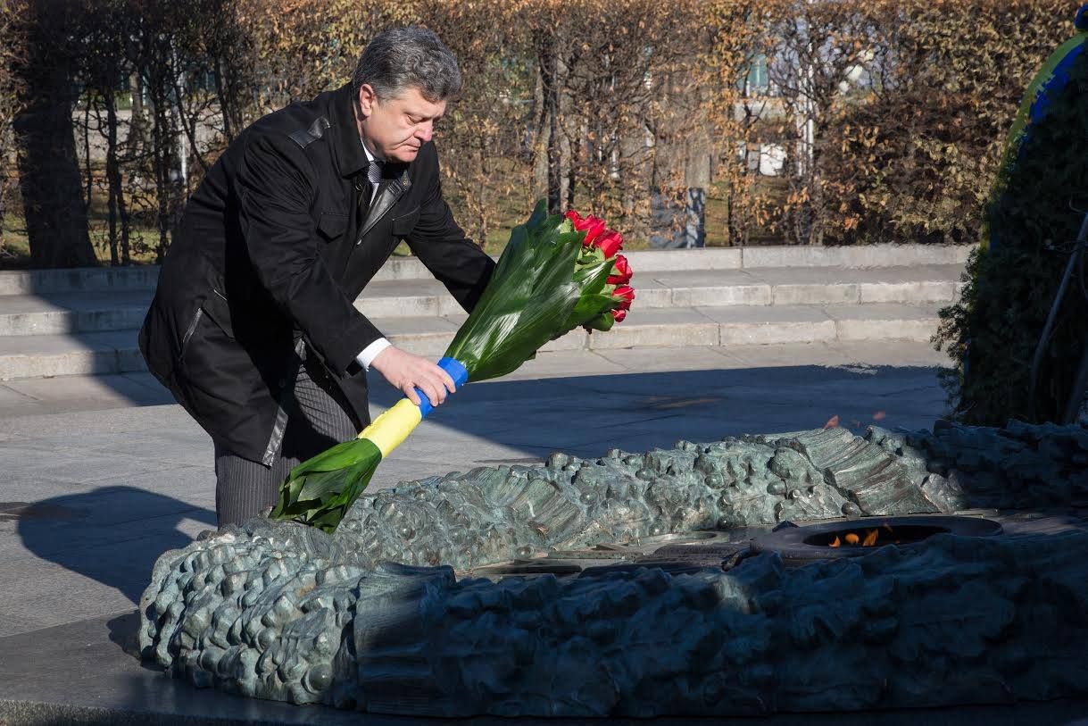 Первые лица государства возложили цветы на могилу Неизвестного солдата [Фото]