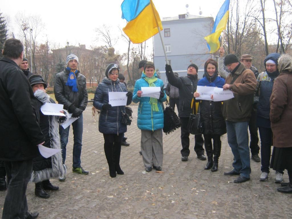 В Донецкой области люди с желто-голубыми флагами протестовали против 