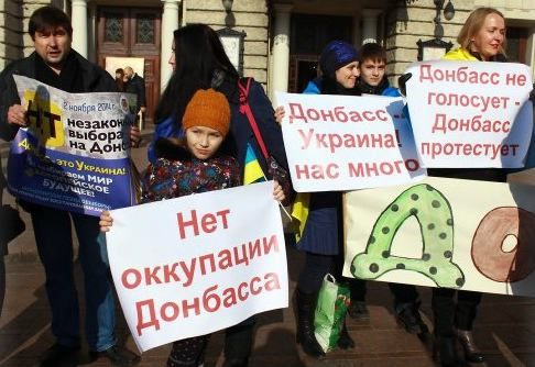 Во Львове переселенцы из Донбасса протестовали против псевдовыборов 